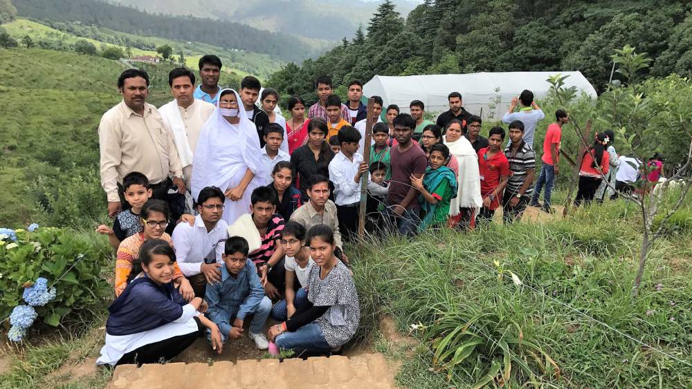 maji with gurukul child at apple garden